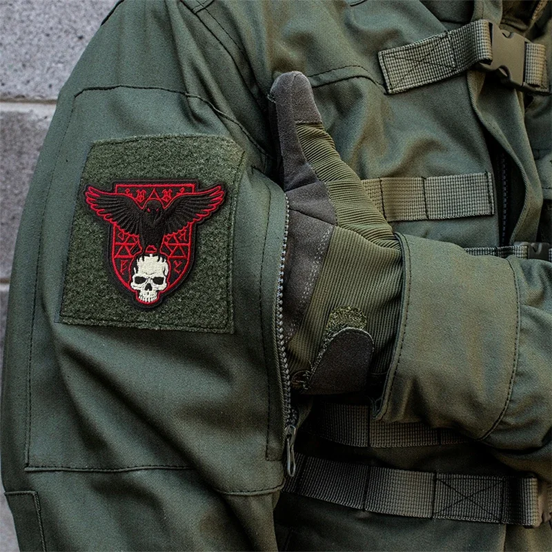 Parche táctico bordado calavera cuervo runas rojas con velcro - imagen 4