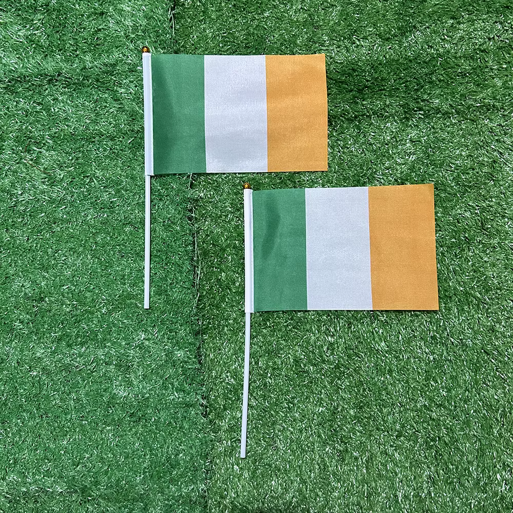 Bandera de Irlanda con asta de plástico poliéster para decoración