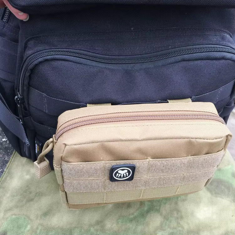 Bolsa táctica en uso durante actividades de caza y senderismo