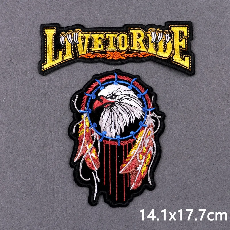 Parche Live To Ride mostrando diseño punk con fondo negro