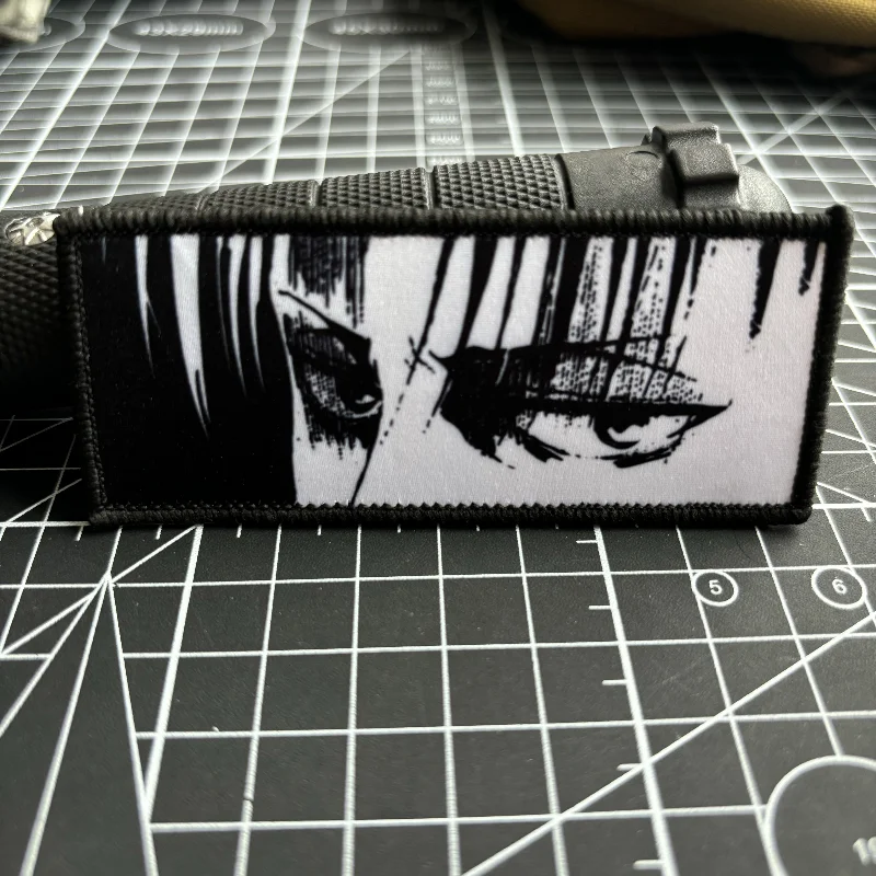 Parche Levi Ackerman insignia Titanes con gancho y bucle para mochilas - imagen 3