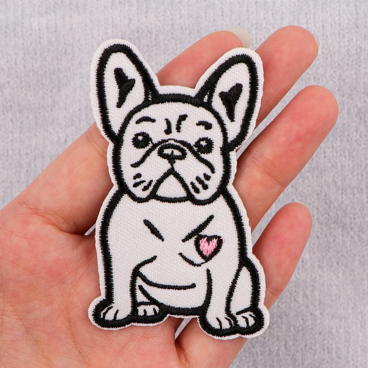 Detalle del bordado del parche de bulldog