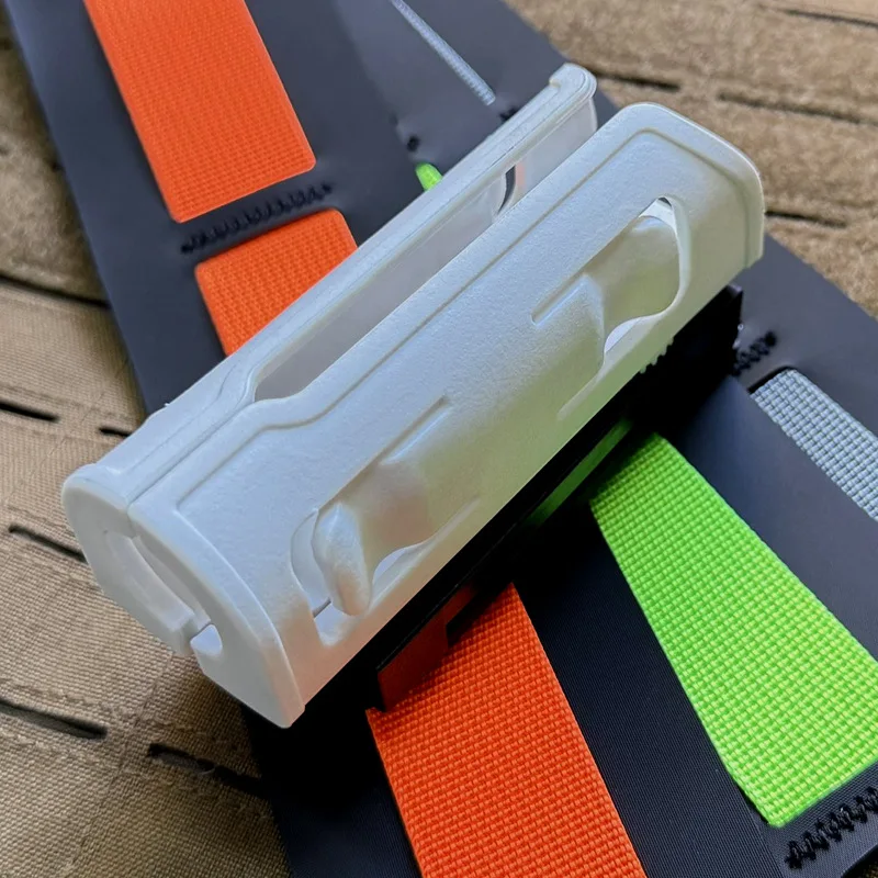 Funda táctica MOLLE para linterna con rotación 360° y cinturón - imagen 2