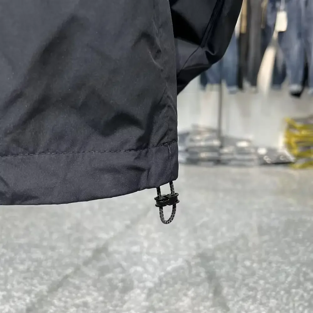 Primer plano del tejido y acabados de la chaqueta de senderismo