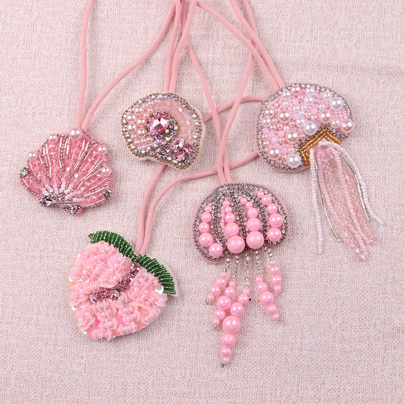 Llaveros 3D con cordón rosa y detalle brillante