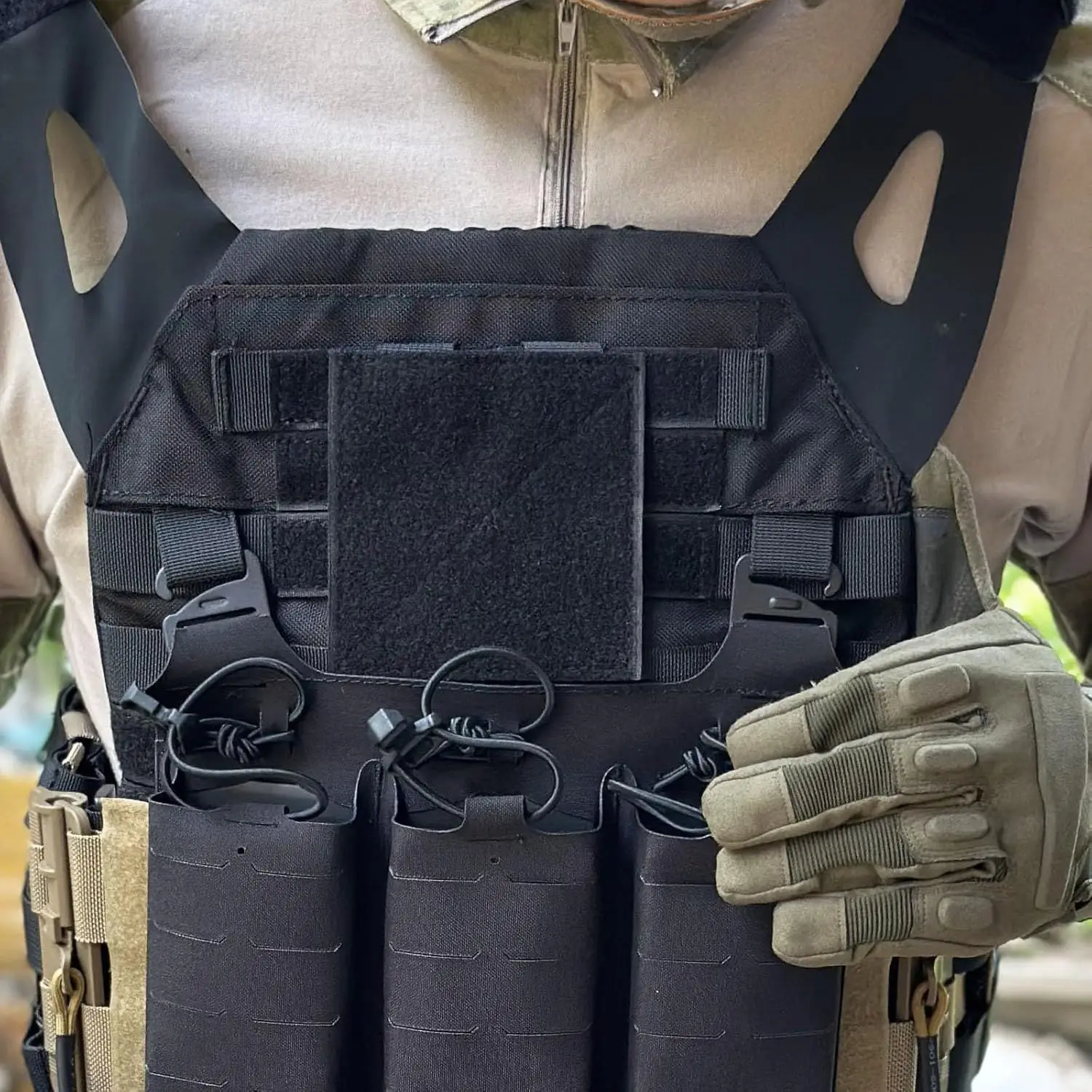 Panel Molle instalado en chaleco táctico