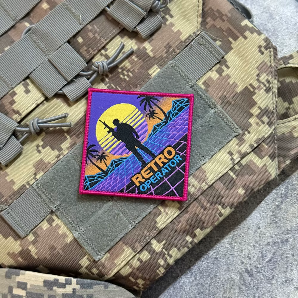 Parche táctico adhesivo synthwave neón con silueta soldado atardecer - imagen 2