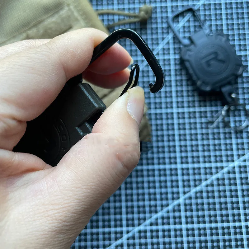 Llavero táctico de acero con cable elástico y gancho antipárdida