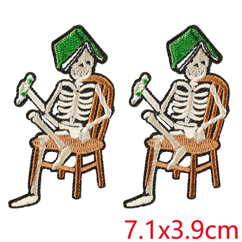Parche termoadhesivo bordado calavera gótica leyendo libro para DIY - imagen 2