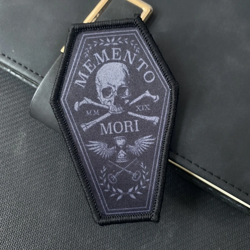 Detalle del diseño de calavera en insignia táctica