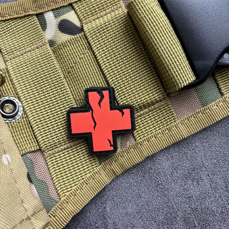 Parche táctico de primeros auxilios con cruz PVC, gancho y bucle - imagen 3