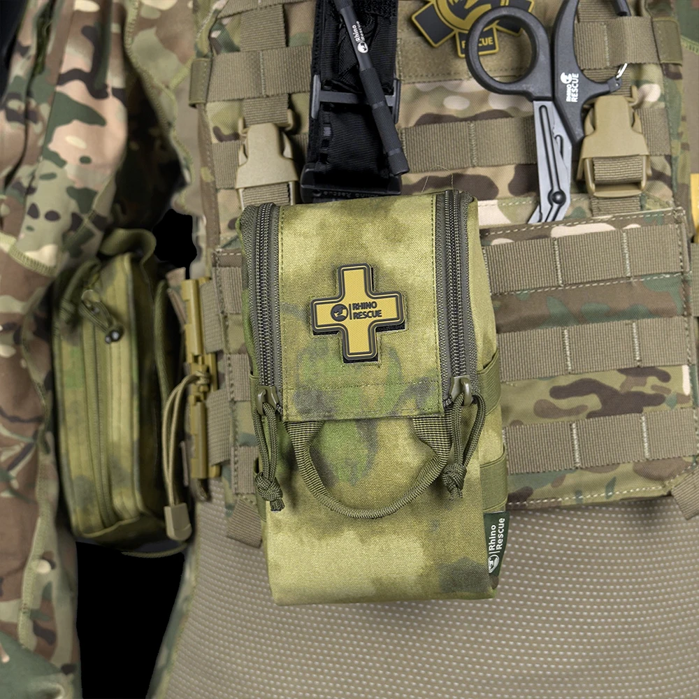 Bolsa IFAK fijada a un chaleco táctico mediante correas MOLLE
