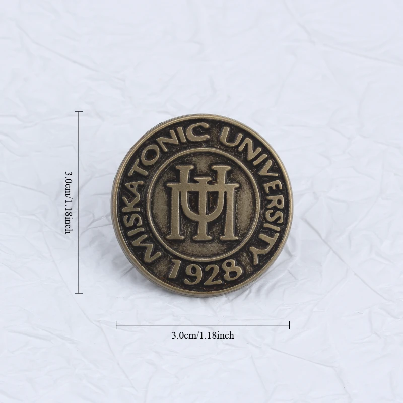 Insignia metálica Universidad Miskatonic – broche Cthulhu para ropa - imagen 3