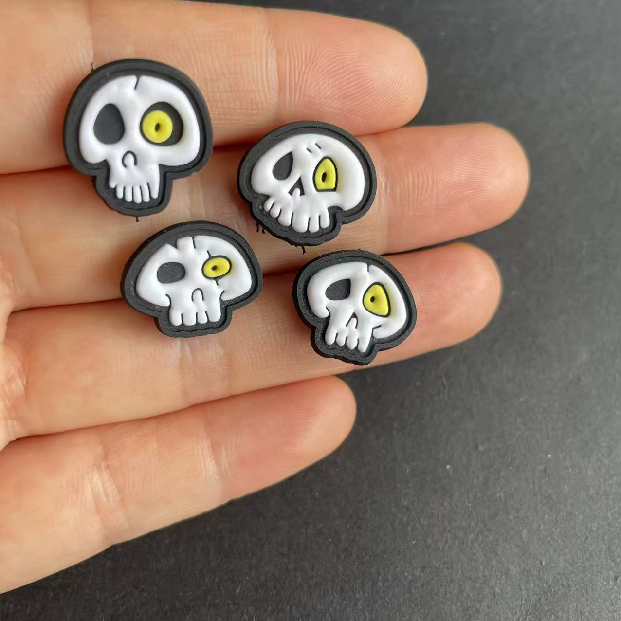 Parches luminosos PVC calavera con cierre gancho bucle para mochila - imagen 3