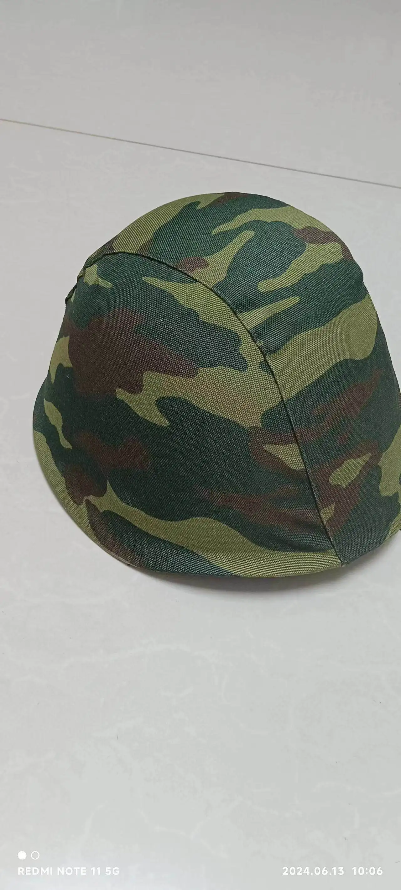 Imagen lateral del casco camuflado
