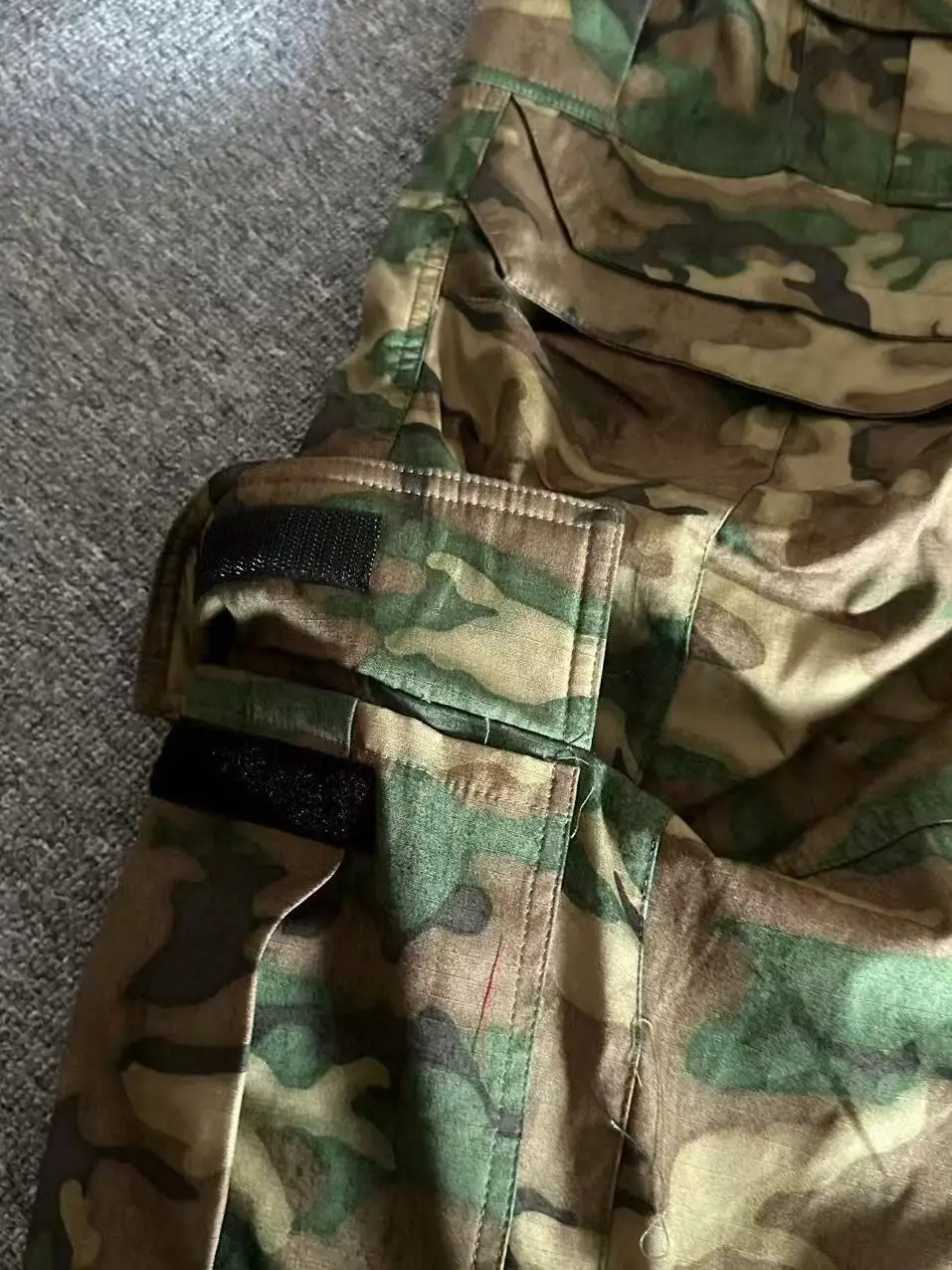 Pantalón táctico de camuflaje con bolsillos múltiples para hombre