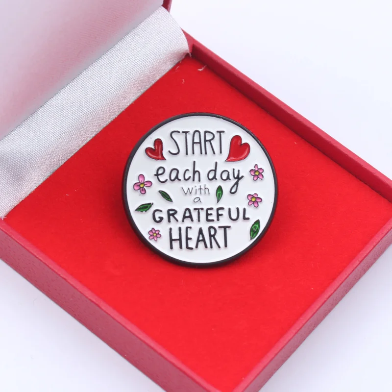 Pin de solapa con cita: corazón agradecido, estilo clásico