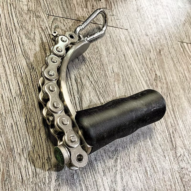 Detalle del sistema de pinza ajustable del blaster de antebrazo