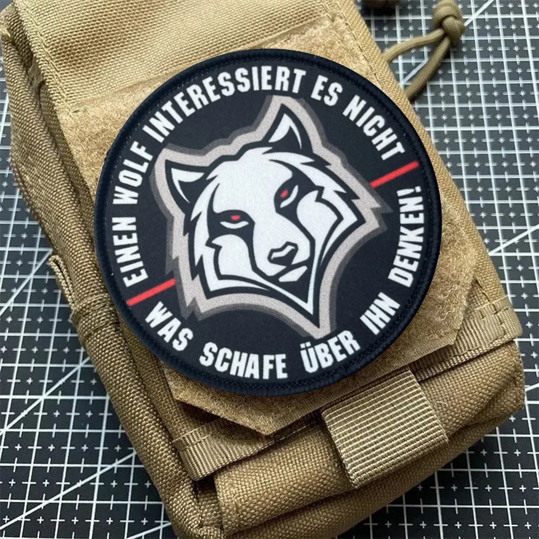 Muestra de parche personalizado con texto y colores diferentes al diseño estándar