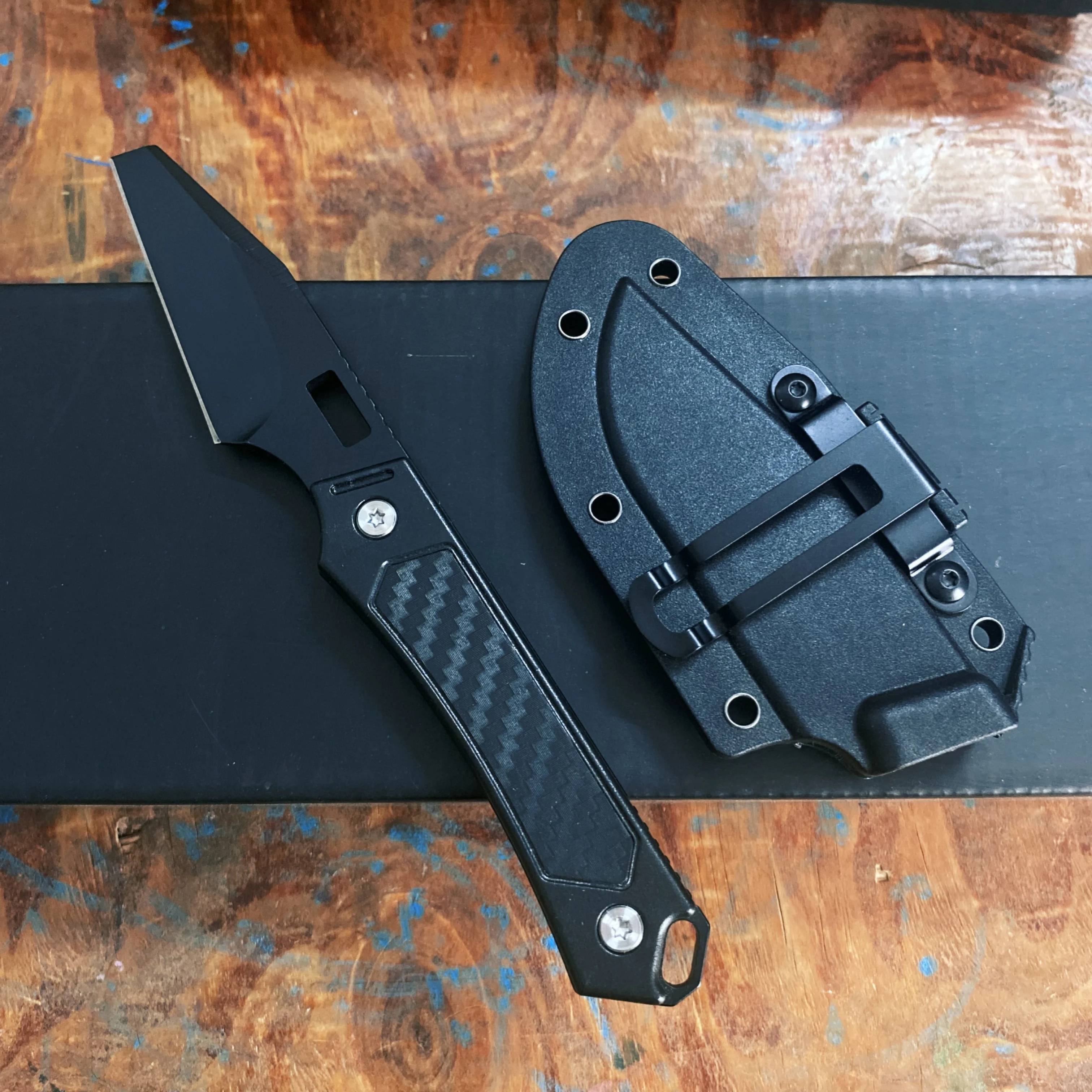 Cuchillo de bolsillo portátil en entorno outdoor
