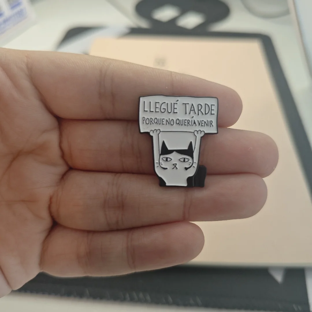 Broche táctico metálico de gato para chaqueta y mochila