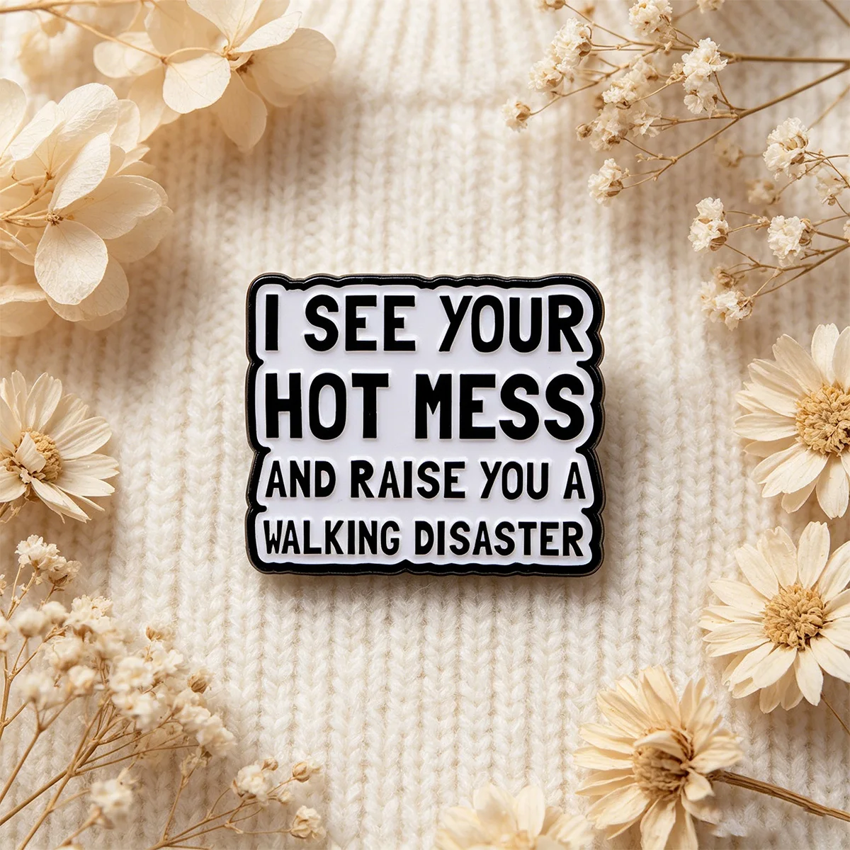 Pin de solapa esmalte frase I SEE YOUR HOT MESS, joyería metal - imagen 4