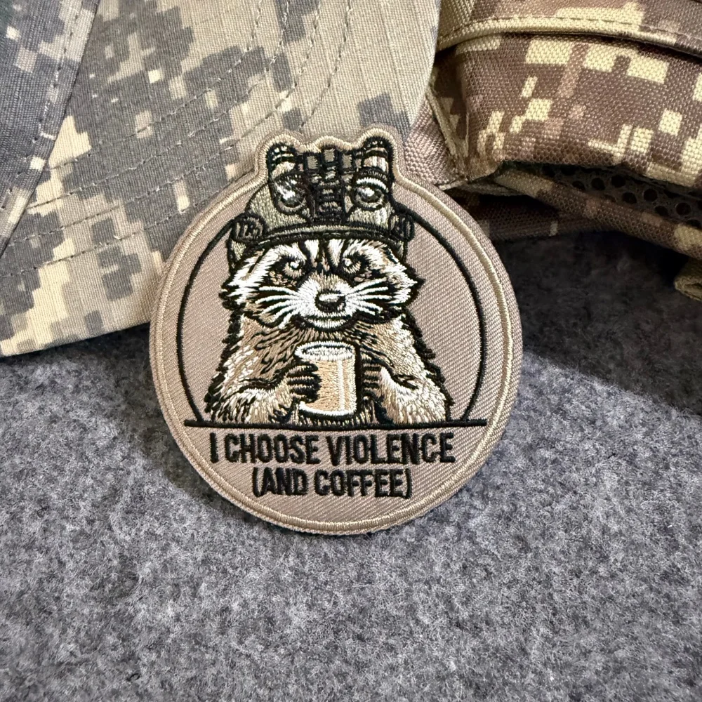 Parche táctico raccoon listo para aplicar