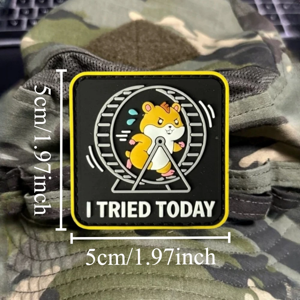 Detalle del eslogan “I Tried Today” en el parche