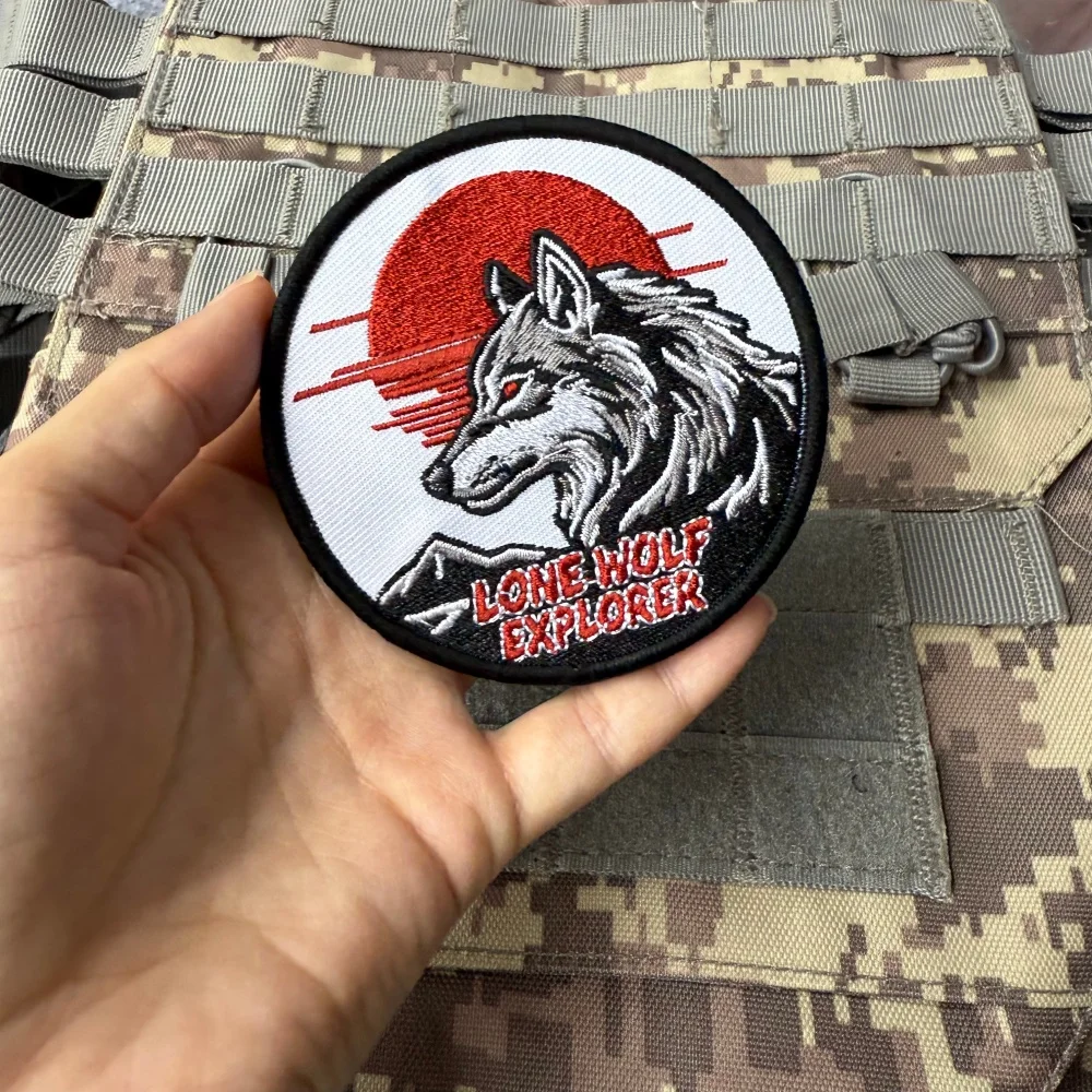 Parche táctico bordado Lone Wolf Explorer con velcro para mochila - imagen 3