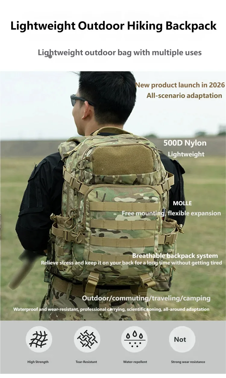 Mochila táctica con camuflaje en uso