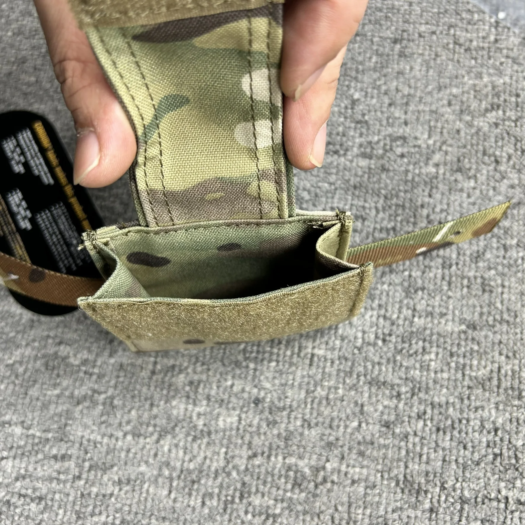 Vista frontal de la bolsa táctica negra montada en un casco