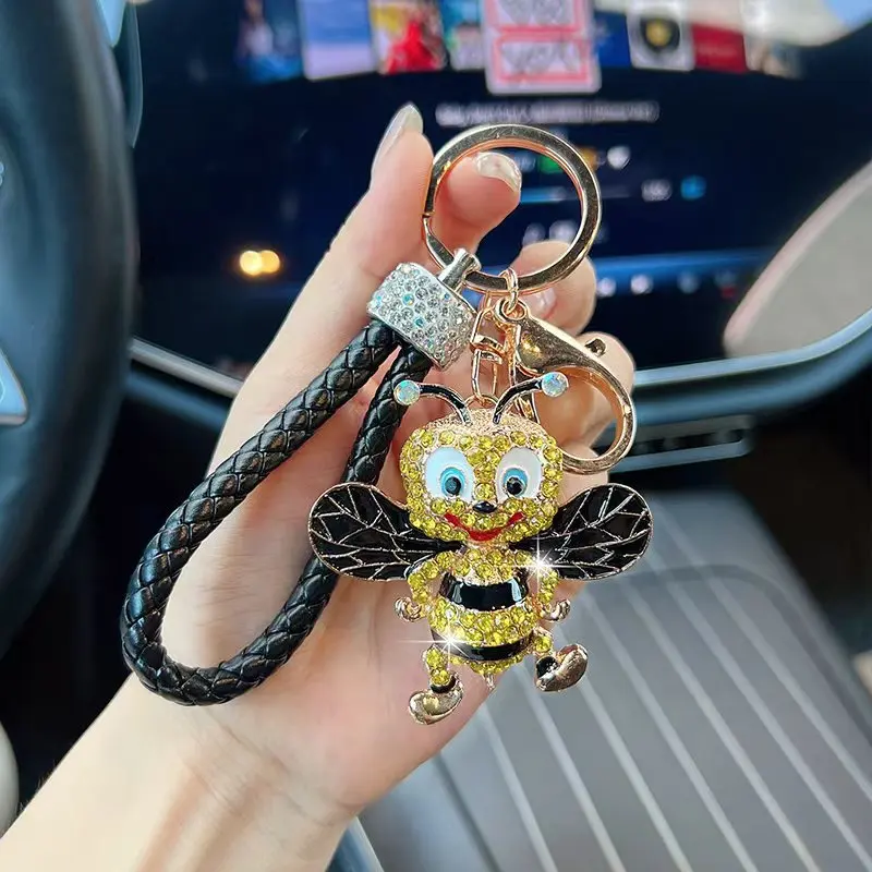 Llavero abeja cartoon con cristales y cordón de cuero trenzado