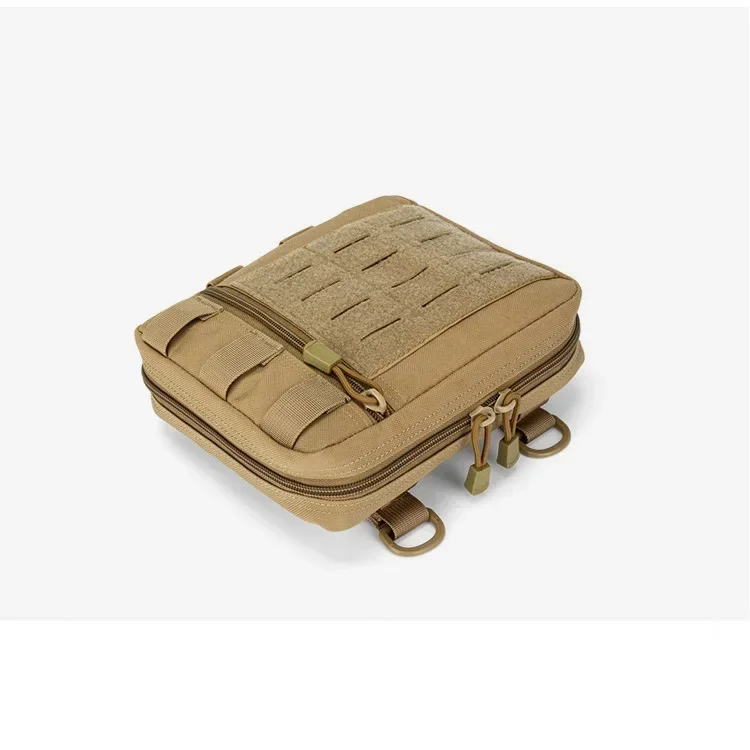 Bolsa táctica en uso durante actividades al aire libre