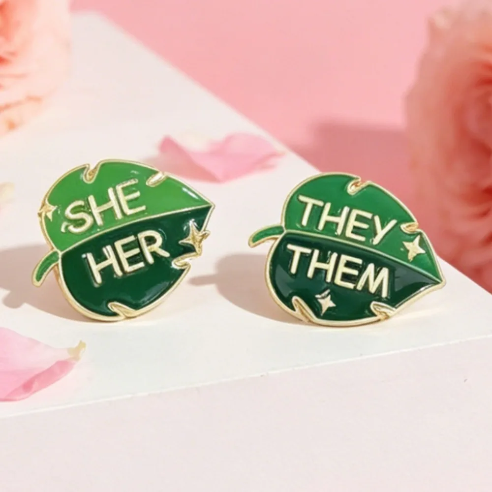 Broche de solapa Monstera verde esmaltado con forma de hoja
