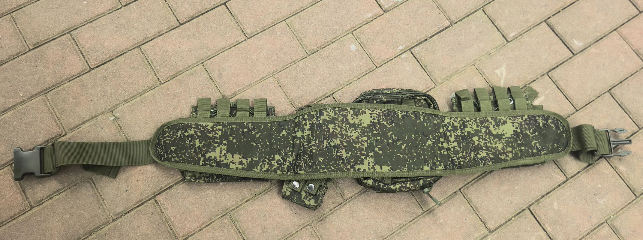 Detalle del cinturón y camuflaje