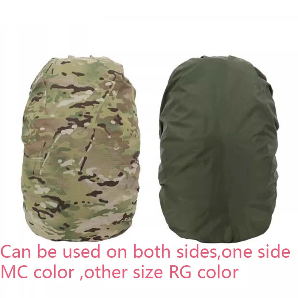 Mochila grande con la funda puesta y correas de ajuste visibles