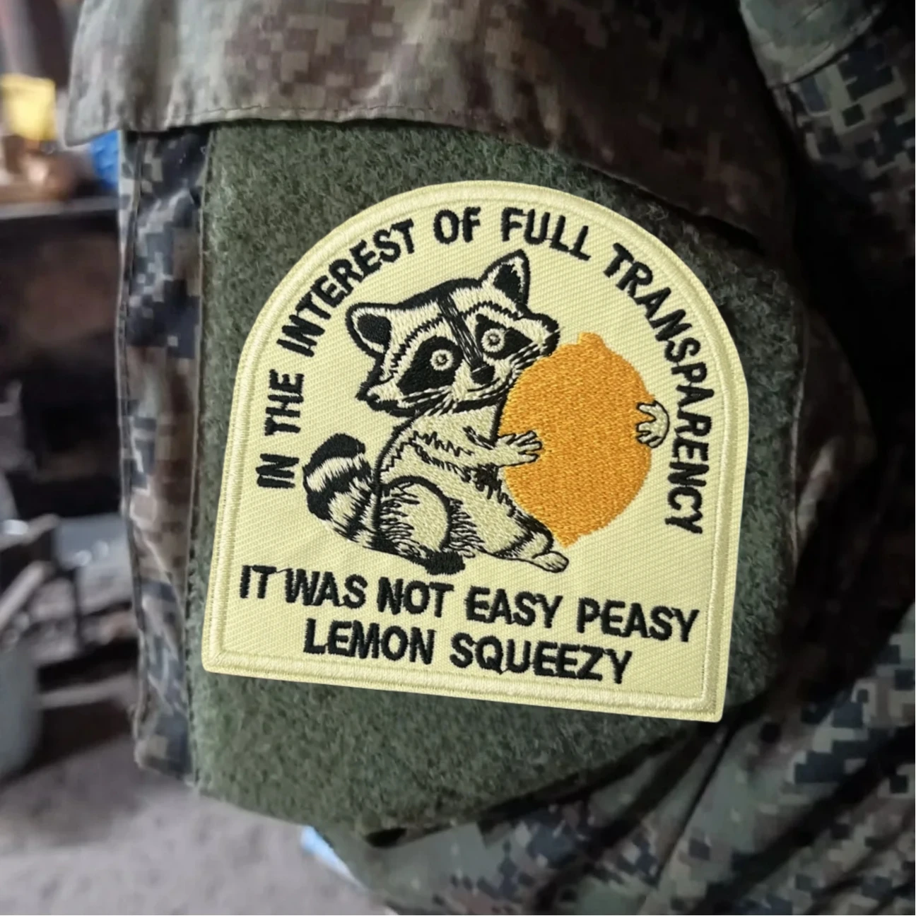 Parche militar bordado Raccoon and Lemon con gancho MOLLE