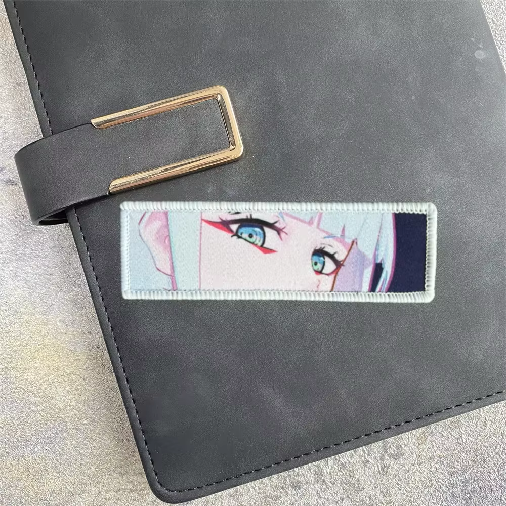 Detalle del parche con ojos de Lucy
