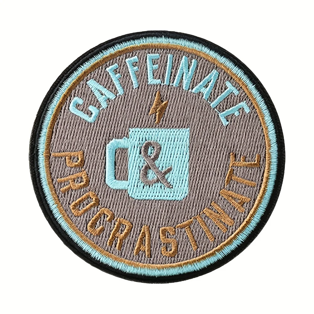 Parche bordado con diseño humorístico de cafeína y procrastinación en fondo oscuro