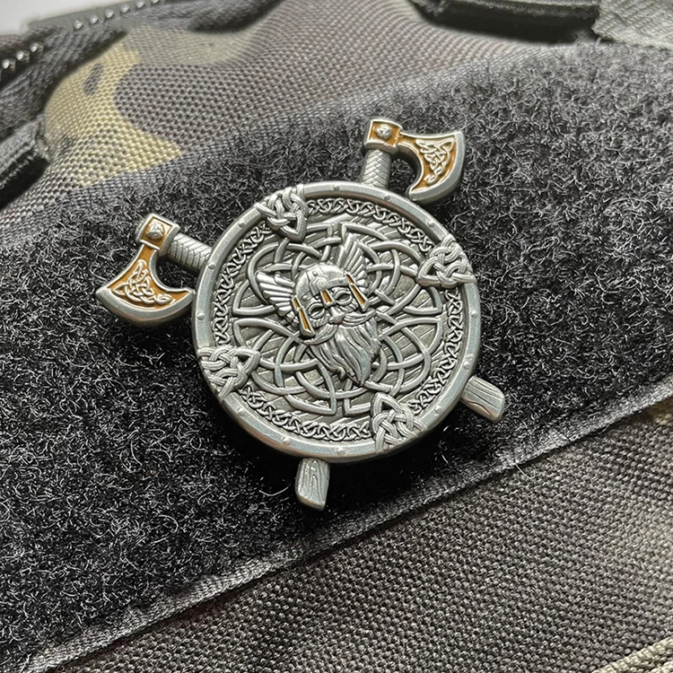 Insignia metálica de hacha vikinga con gancho
