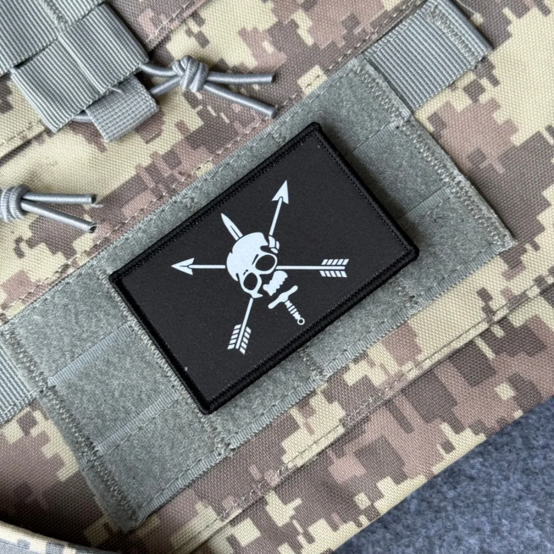 Parche táctico Morale Stealth Black de calavera y flechas cruzadas