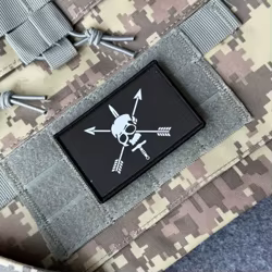 Parche táctico Morale Stealth Black de calavera y flechas cruzadas
