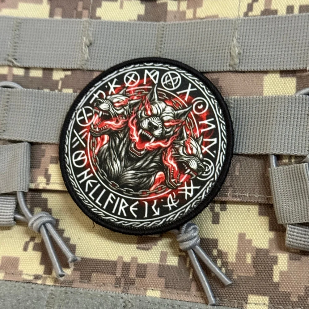 Parche Táctico Hellhound Runas Nórdicas con Velcro – Morale Tres Cabezas - imagen 3