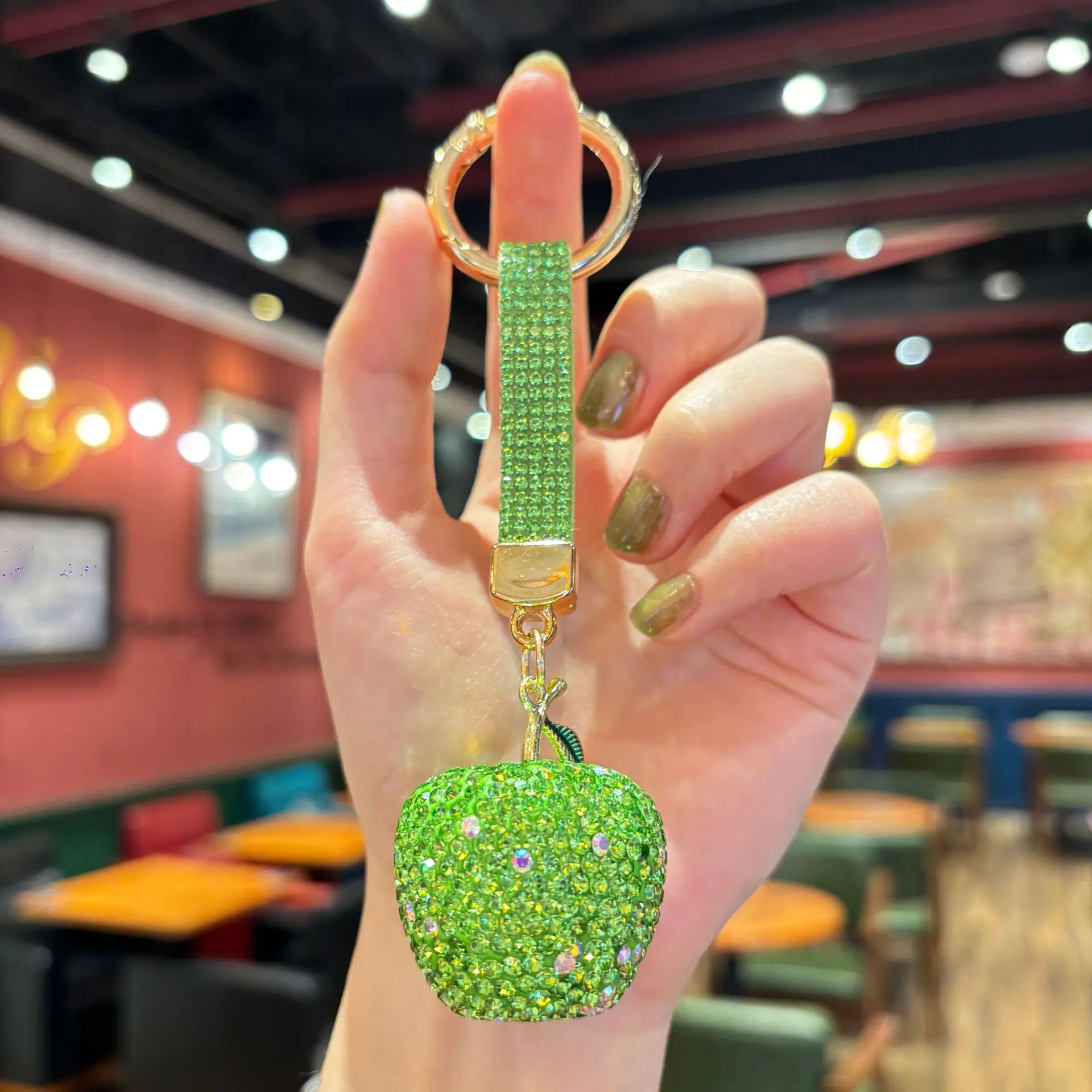 Llavero táctico de cuero con mosquetón y acabado en verde - imagen 3