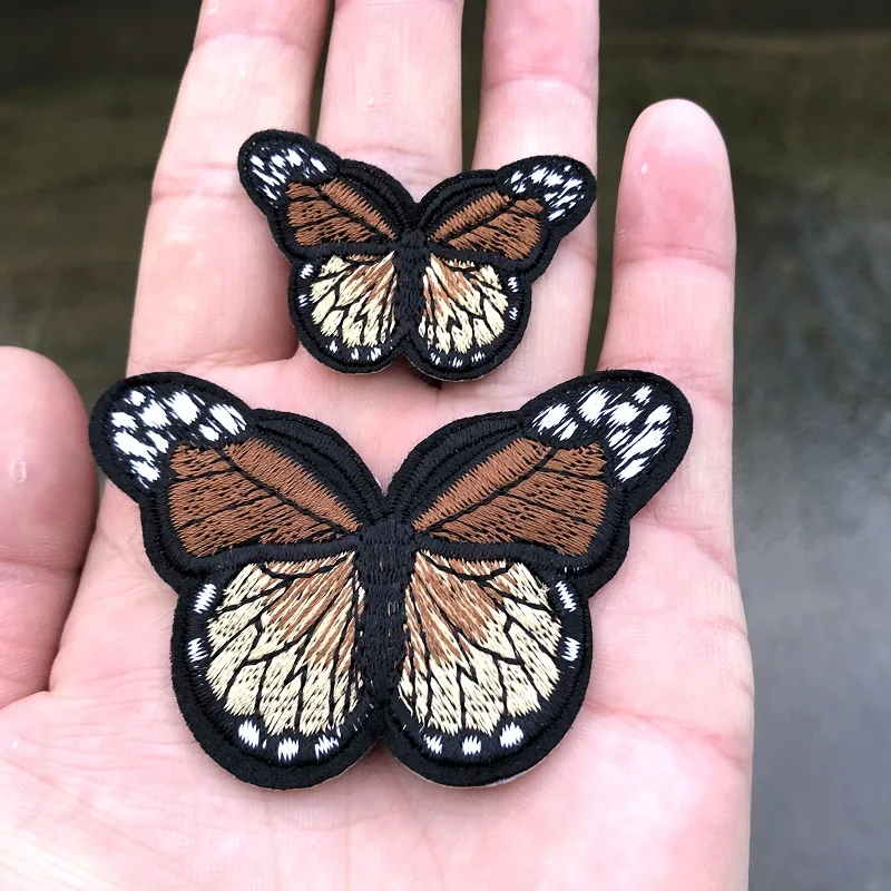 Parche bordado termoadhesivo mariposa para ropa y complementos - imagen 2