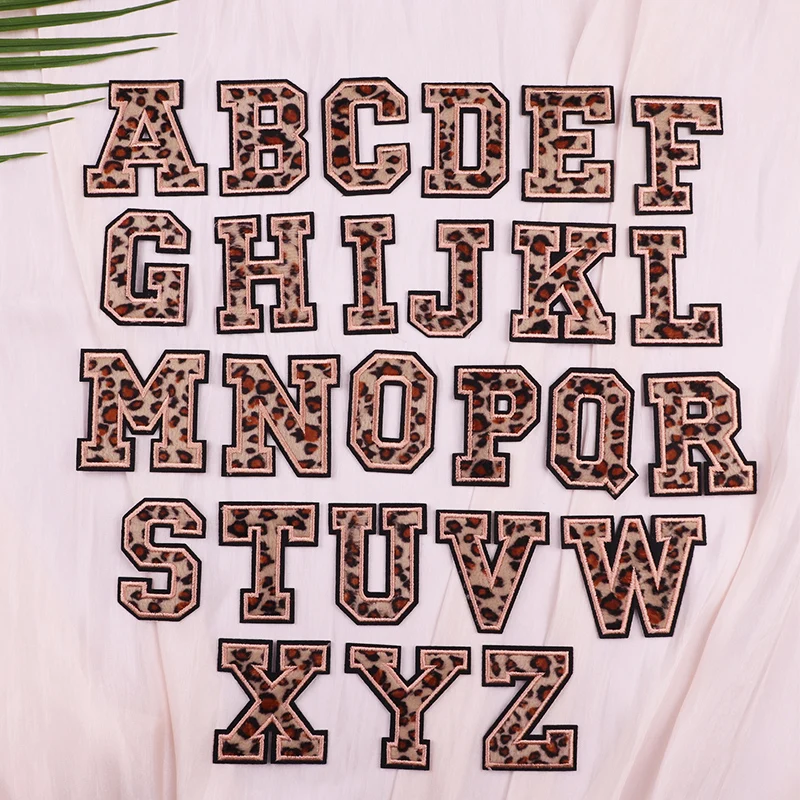 Detalle de parches con letras Leopardo