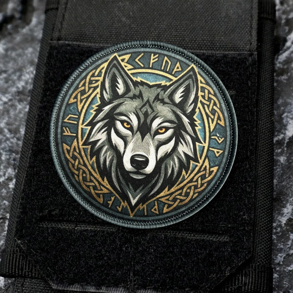 Parche táctico lobo Fenrir con runas vikingas gancho y bucle - imagen 5