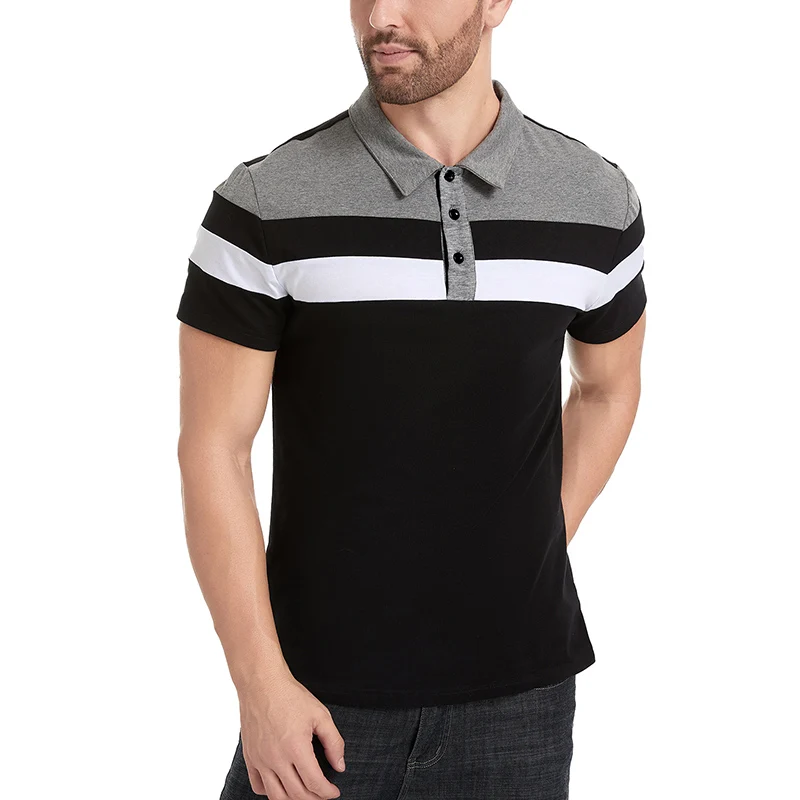 Modelo con la camiseta polo ligera de rayas
