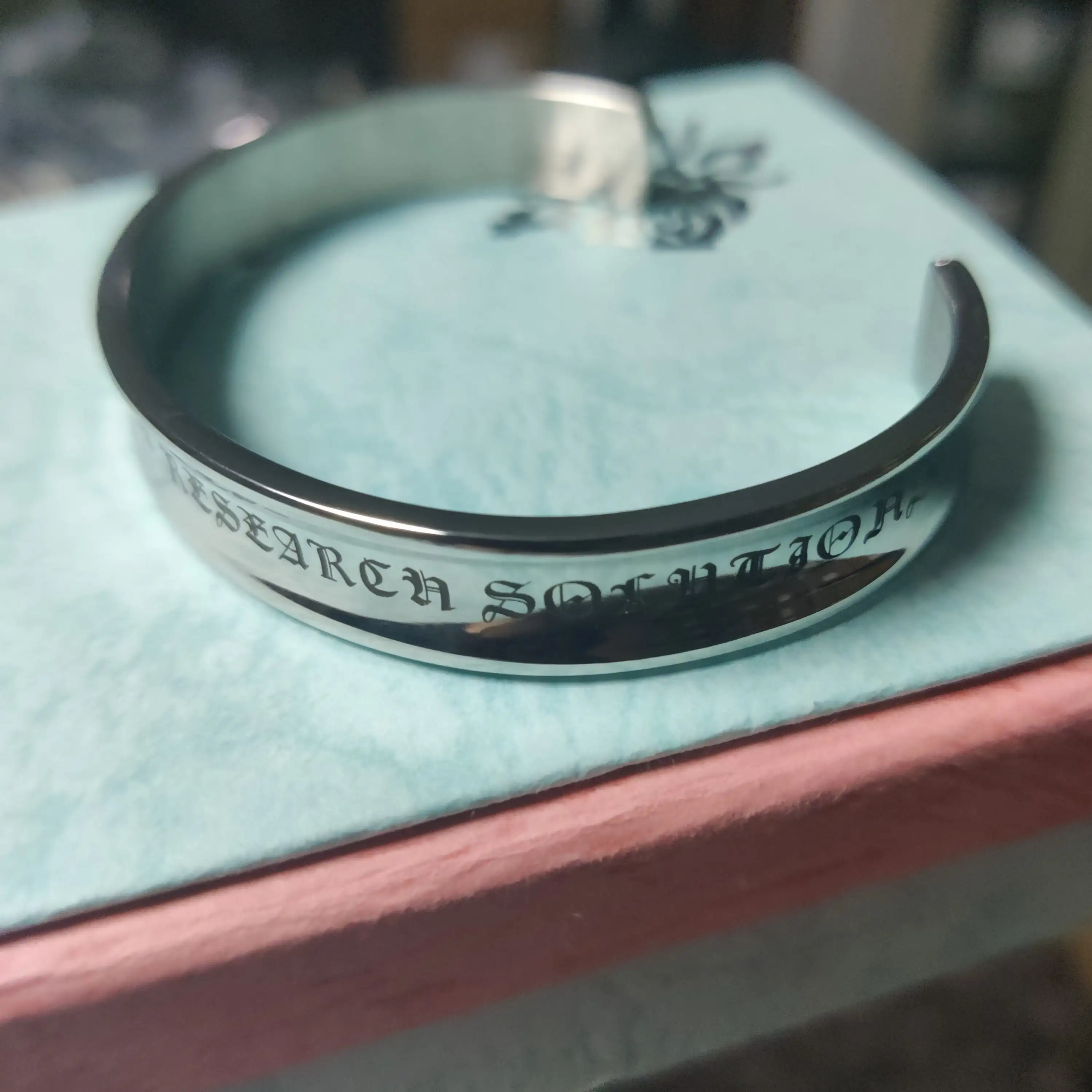 Detalle de la pulsera táctica de identificación en acero inoxidable