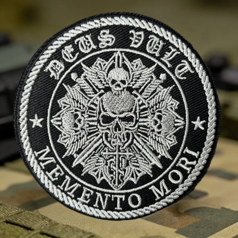 Parche táctico bordado Memento Mori para velcro en chaleco - imagen 3